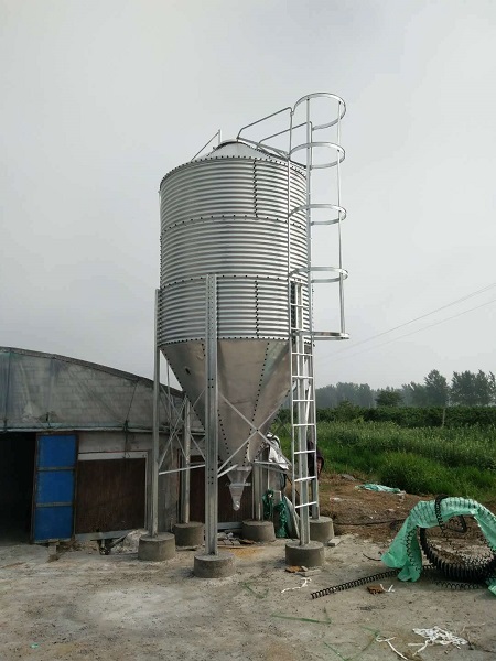 散裝料塔的使用好處多多，你如果是養(yǎng)殖戶再不使用就過(guò)時(shí)了