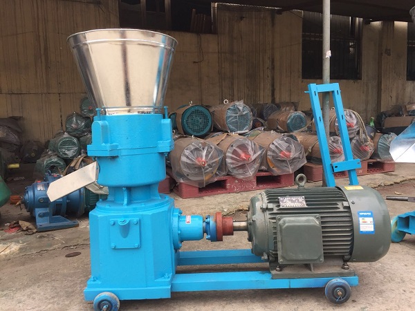 禽畜飼喂顆粒飼料的好處、飼料攪拌機(jī)，顆粒機(jī)。